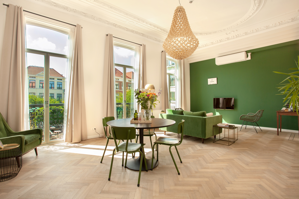 Crown Kroonluchter Champagne Jspr Happy Klant Gimmii Project Paulowna Boutique Hotel Den Haag Emerald Kamer