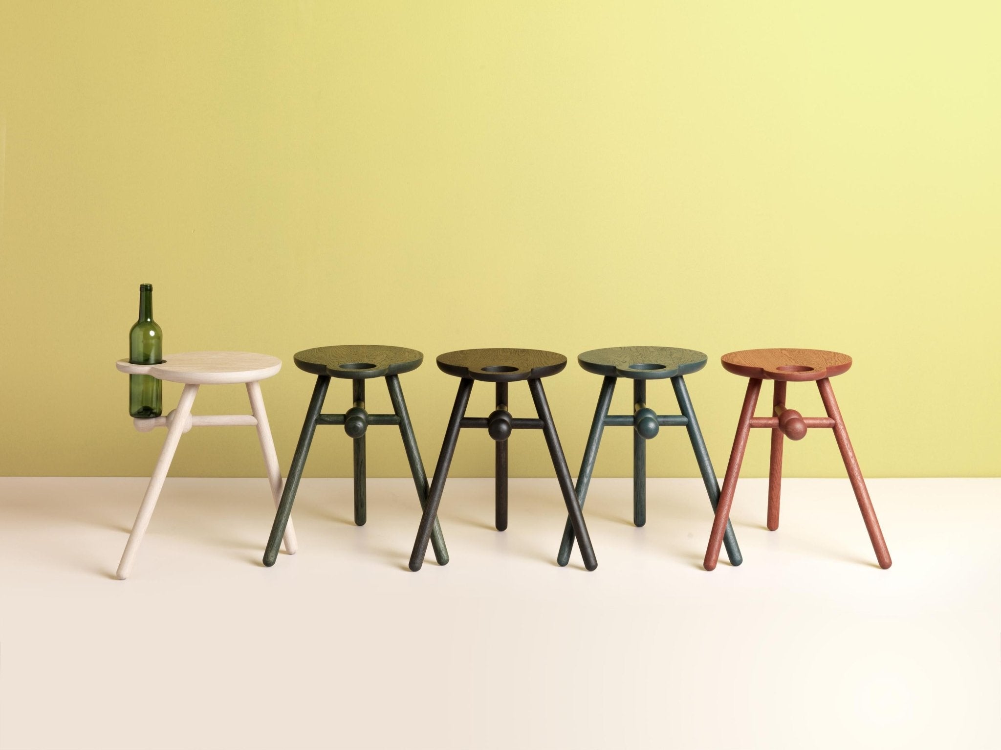 Bottle Stool is bijzettafel, wijnhouder en krukje - gimmii